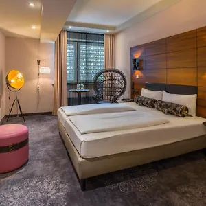 Otel Elaya, Münih